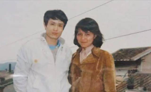 另一边,还没有得到消息的陈忠和正在为妻子和女儿选礼物,他还非常高兴
