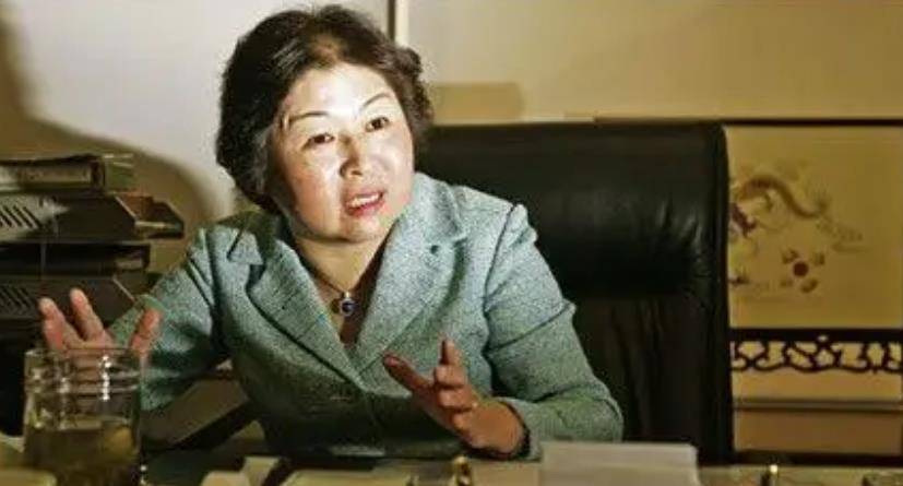 中国首位女首富张茵:靠收废纸起家,把不起眼生意做大,财富百亿