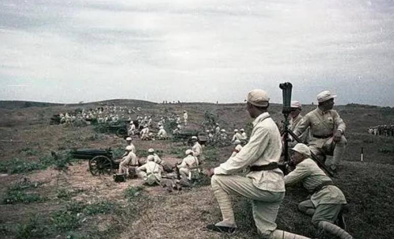 淮海战役惨烈战斗,中野华野联手血战18军,附近一个团被吓得投降