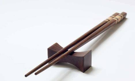 古代人什么时候发明筷子的?没有筷子时,他们用什么吃饭的?