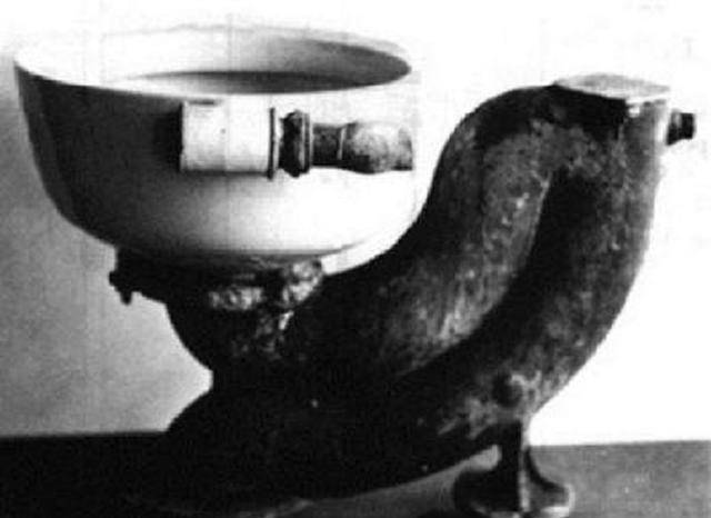 1885年的第一个陶瓷马桶可以说是马桶史上的一次伟大丰碑