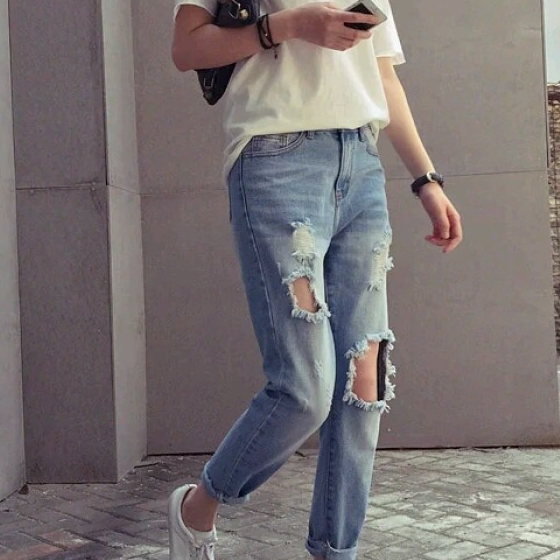 为什么现在的女孩子喜欢穿破洞牛仔裤?真的可以美到没朋友?