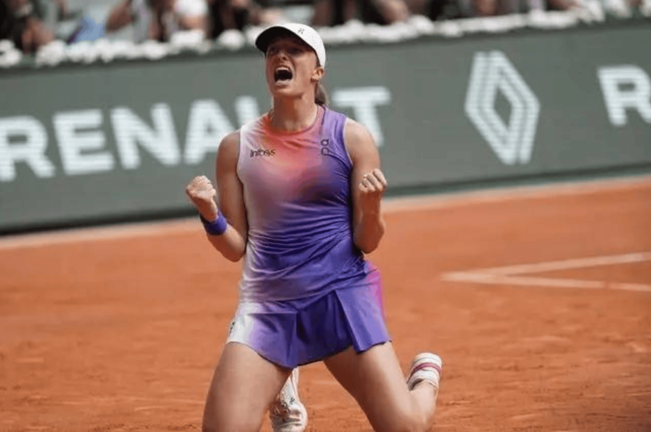 斯瓦泰克跪地庆祝动作为何引发舆论热议?同更衣室哭泣事件有关