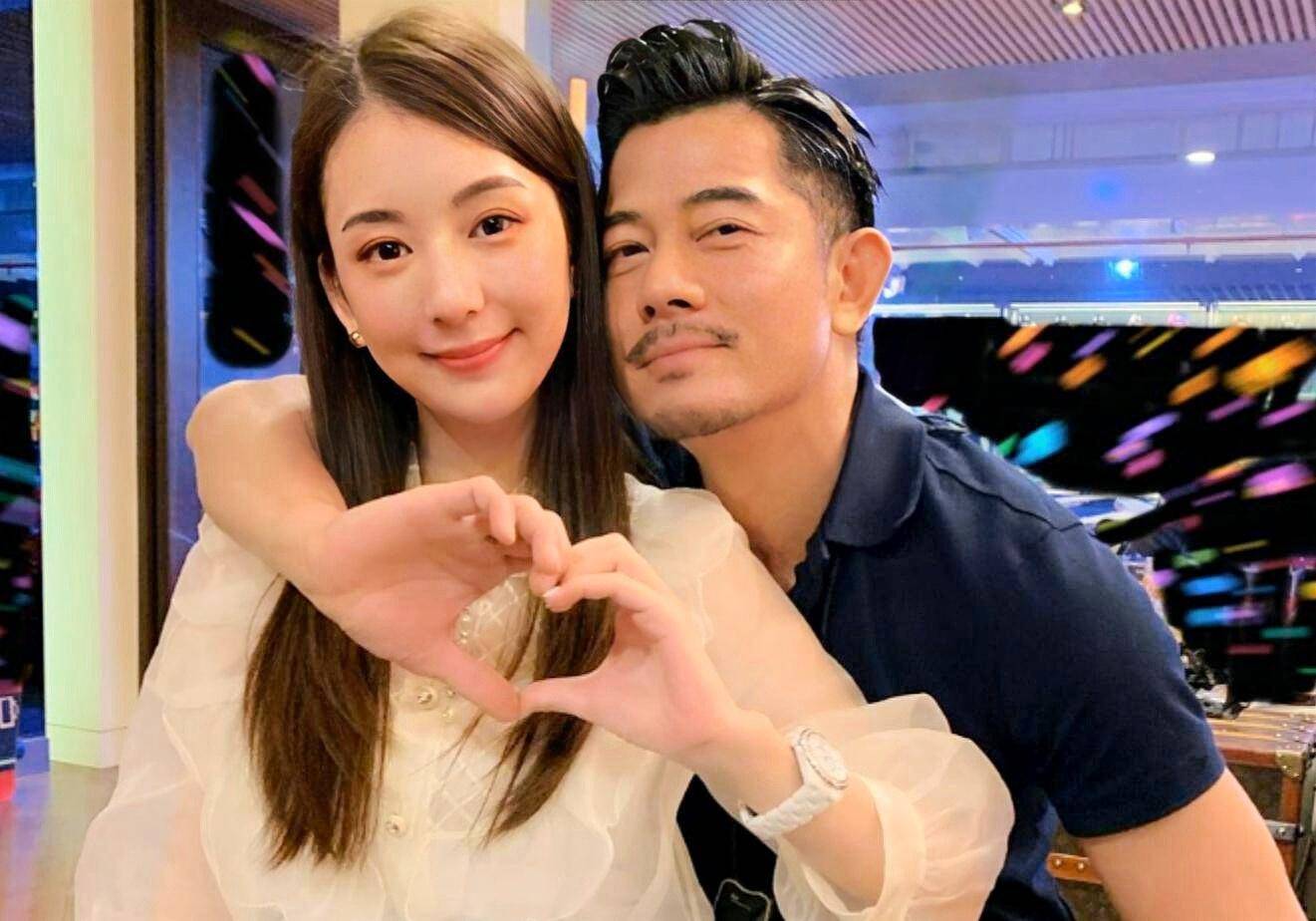 郭富城一家豪华游轮度假，高颜值全家福曝光，幸福气息扑面而来-郭富城夫妇现身杭州机场视频