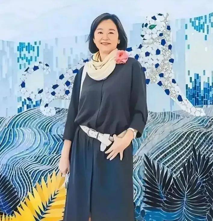 路人拍70岁的林青霞,皱纹横生跟农家奶奶无异_生活_岁月_形象