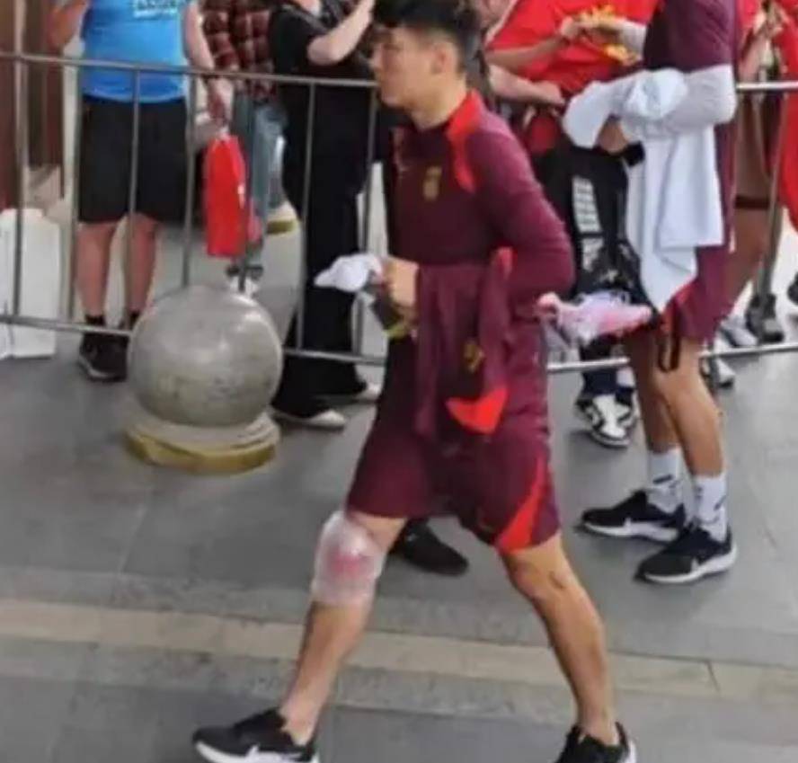 在6月11日比赛后,山东泰山官宣了王大雷出现腿部拉伤,谢文能右踝韧带