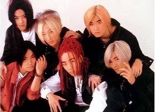 最终被国外新徐罗伐文化的一所会社签下,而且顺利成为了组合tnt的队长