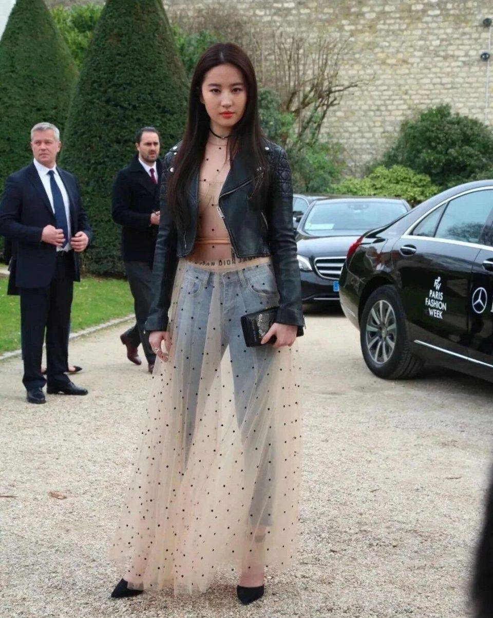 37岁刘亦菲黑色皮衣配蕾丝裙遭吐槽,身材短板全暴露