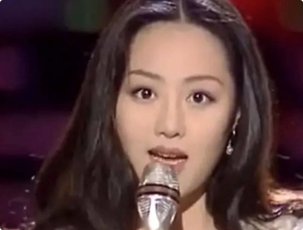 刘亦菲不叫美！看了“黄亦玫”原型的美照，才知道什么叫天生尤物-黄艺馨身高