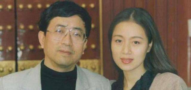 打工为余秋雨治病,为省1元走夜路摔下水道,13年后败给年轻女星_李红