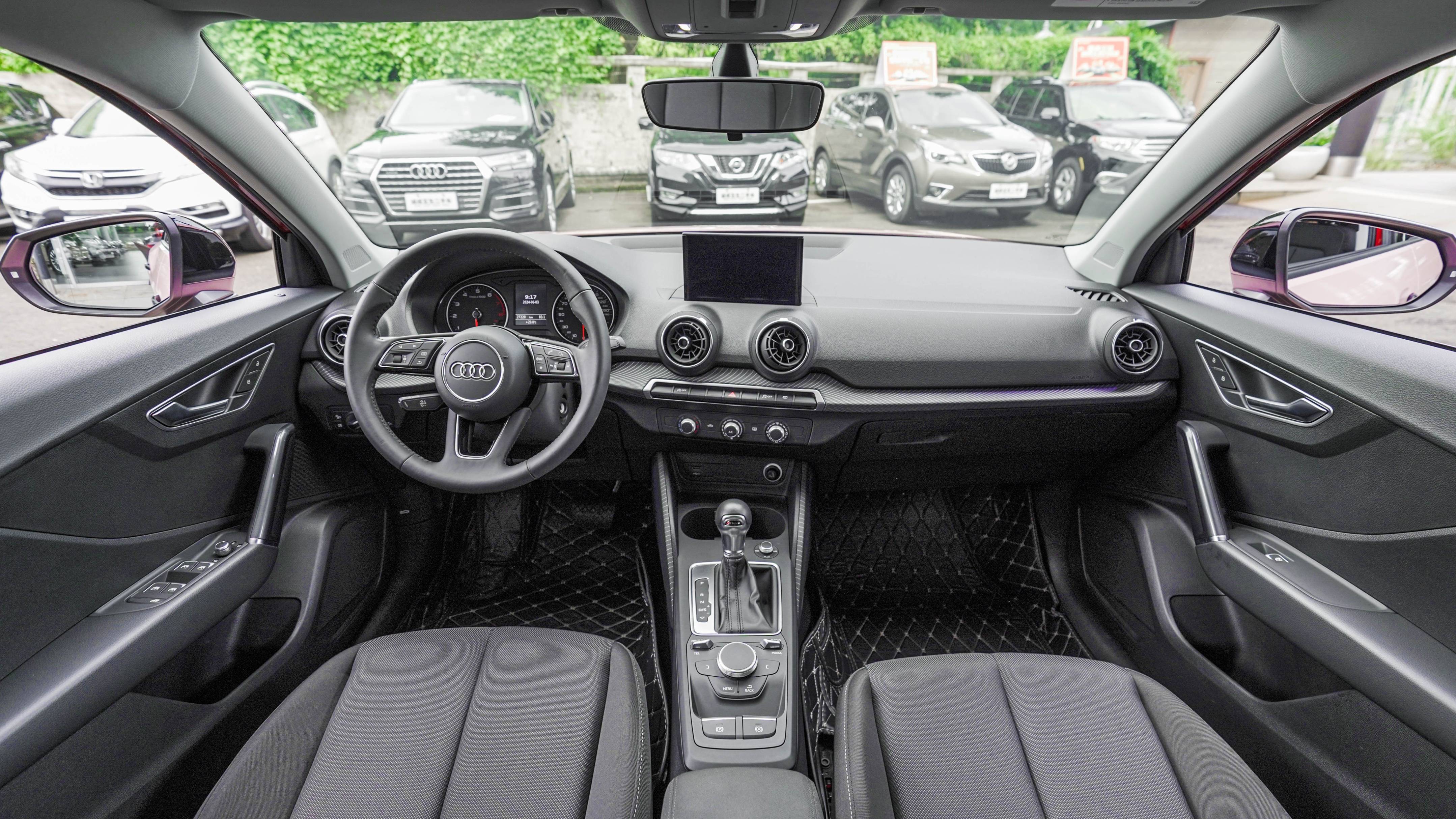 中控台上方为大面积搪塑材质覆盖,面板处使用了一段横贯式仿碳纤维饰