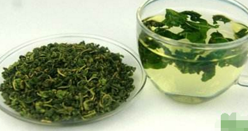 桑为落叶小乔木,属桑科植物,又名家桑,白桑,黄桑,黑桑,荆桑,鸡桑,山桑