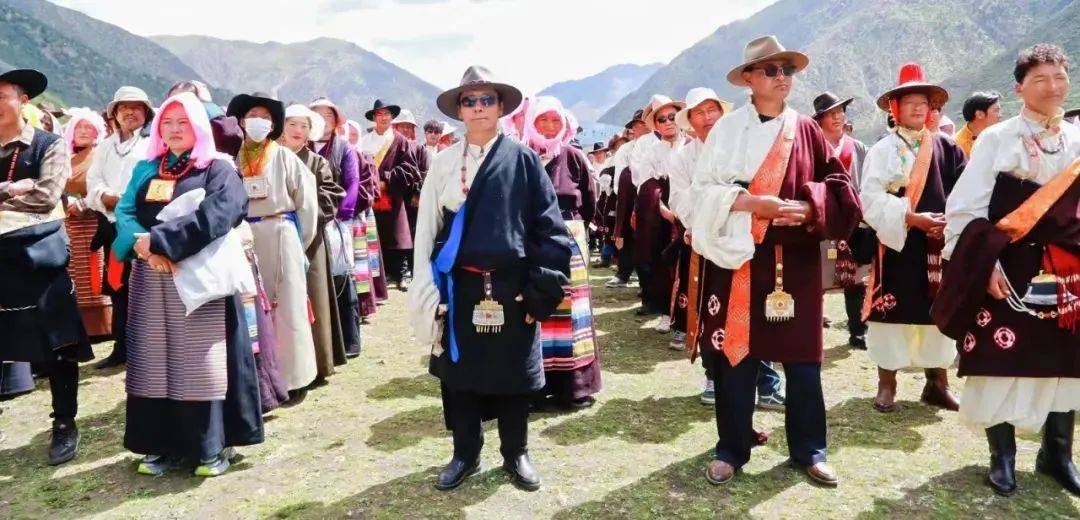 林周县举办缤纷四季61雪域沃土之"春赏杜鹃"生态艺术共享季体验活动