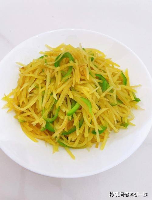 装盘:将腌制好的凉拌空心菜装盘,撒上熟芝麻作为装饰.