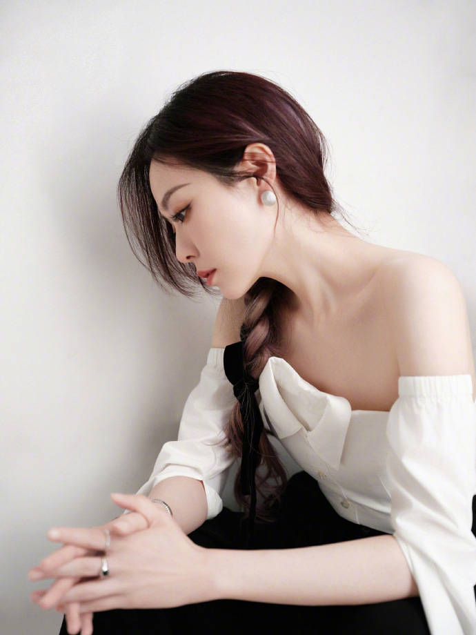 在这组照片中,张靓颖的穿着简约而不失时尚感.