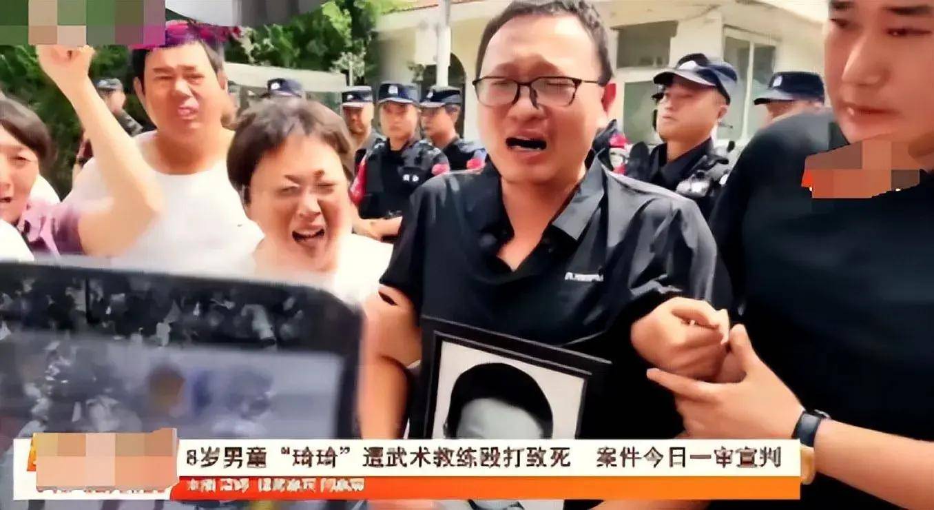 八岁男孩被武术教练残忍打死,宣判结果出来后,爸爸痛哭发声