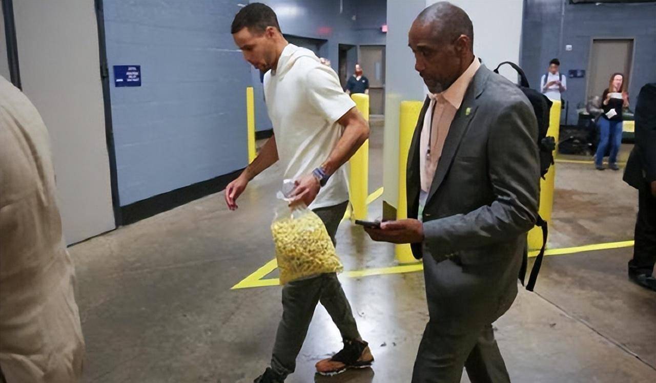 快船邀请库里对场馆内的爆米花发表意见 萌神曾点评联盟各队爆米花