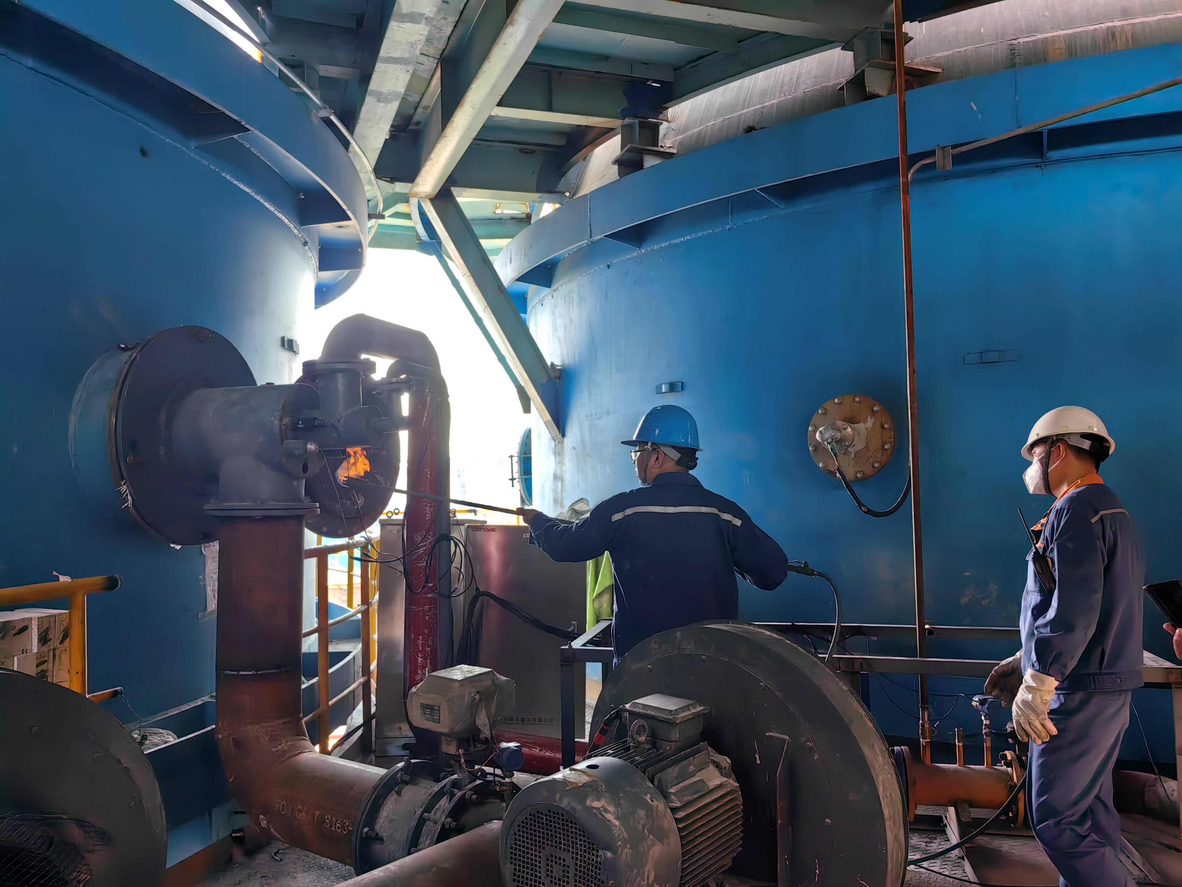 上海冶金华东分公司承建的梅钢二号高炉2#热风炉顺利烘炉