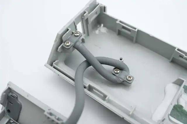 扣和胶水固定,在中间为4节18650电池组成的电池组,并通过导线焊接连接