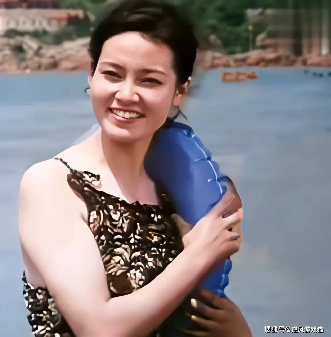 女星们泳衣争芳斗艳姜黎黎难得一见泳装照(泳装大全)_明星_照片_年代