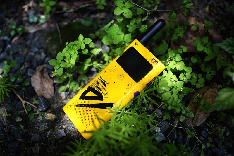 轻薄高颜值 无网通话 极蜂轻薄户外对讲机