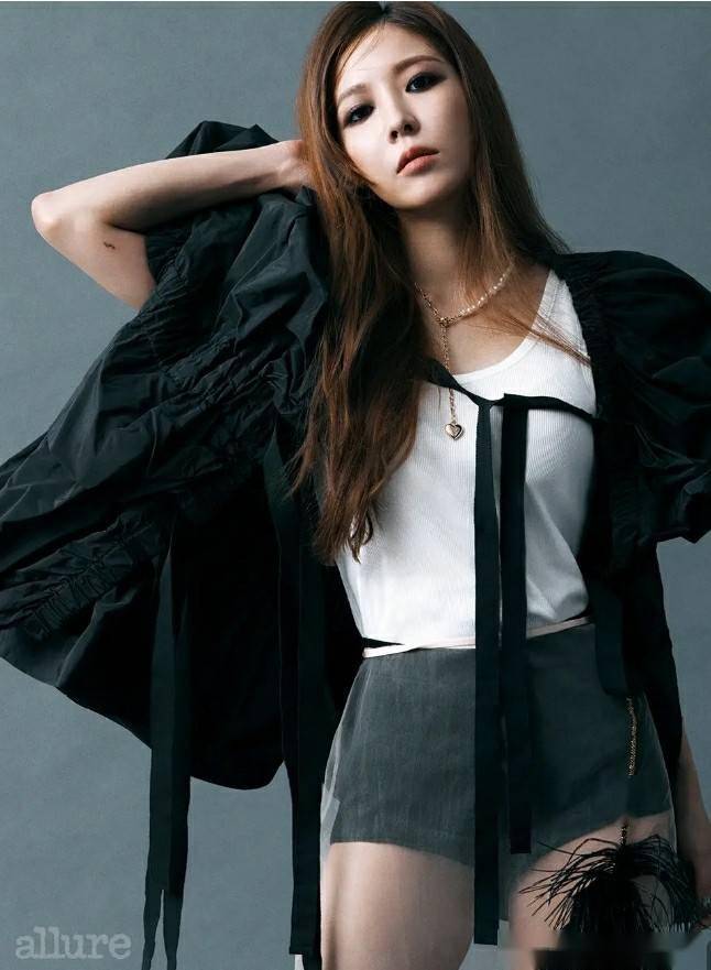 42岁宝儿写真展示多面魅力,美貌与智慧并存,这谁顶得住!