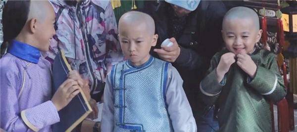 另一方面雍正的孩子,也就是乾隆皇帝,颇受康熙的喜爱.