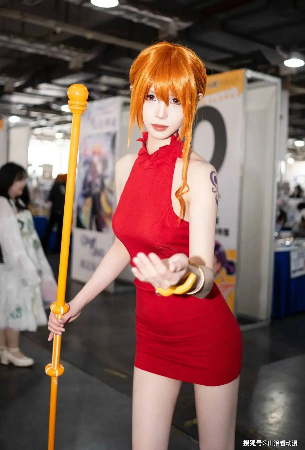 王cos:娜美神还原,红色连衣短裙太美,大长腿堪比女帝_路飞_尾田_动漫