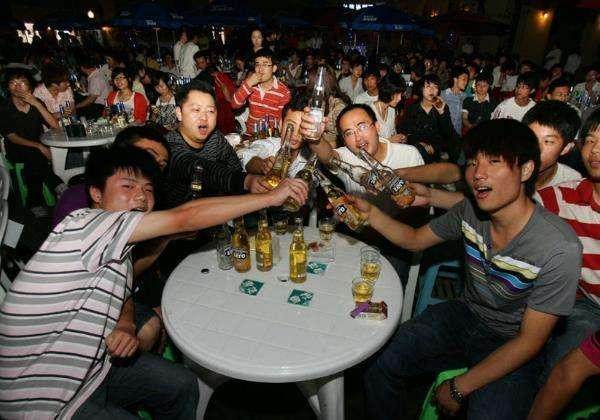 男人如何每月20斤烧酒不伤肝酒前酒后喝4种茶,解酒护肝不用愁