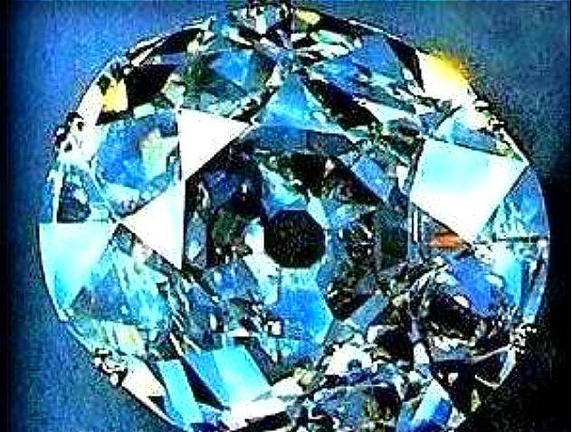 "光明之海"是世界上公认的最大粉红钻石,原名为"达亚伊诺尔",同样产