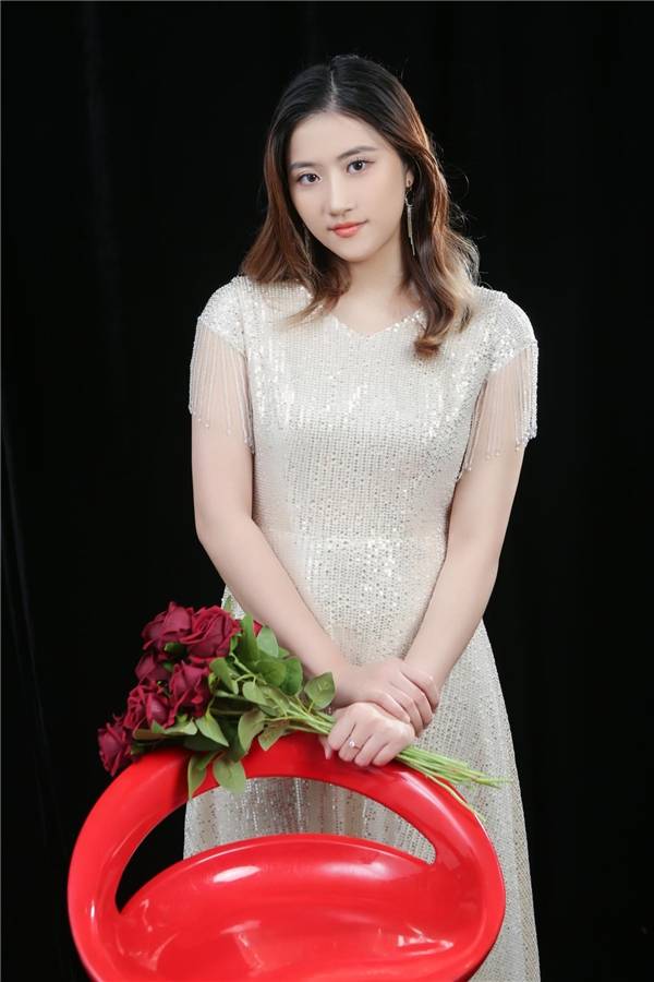 模特刘森滢:青春靓丽的装扮和性感新颖创意