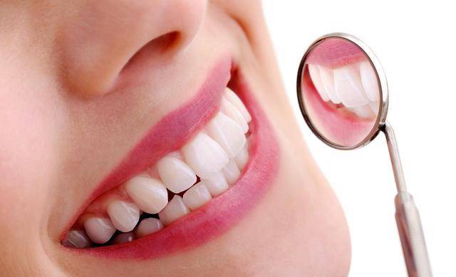 有的人会出现牙龈萎缩,到底是什么原因导致?