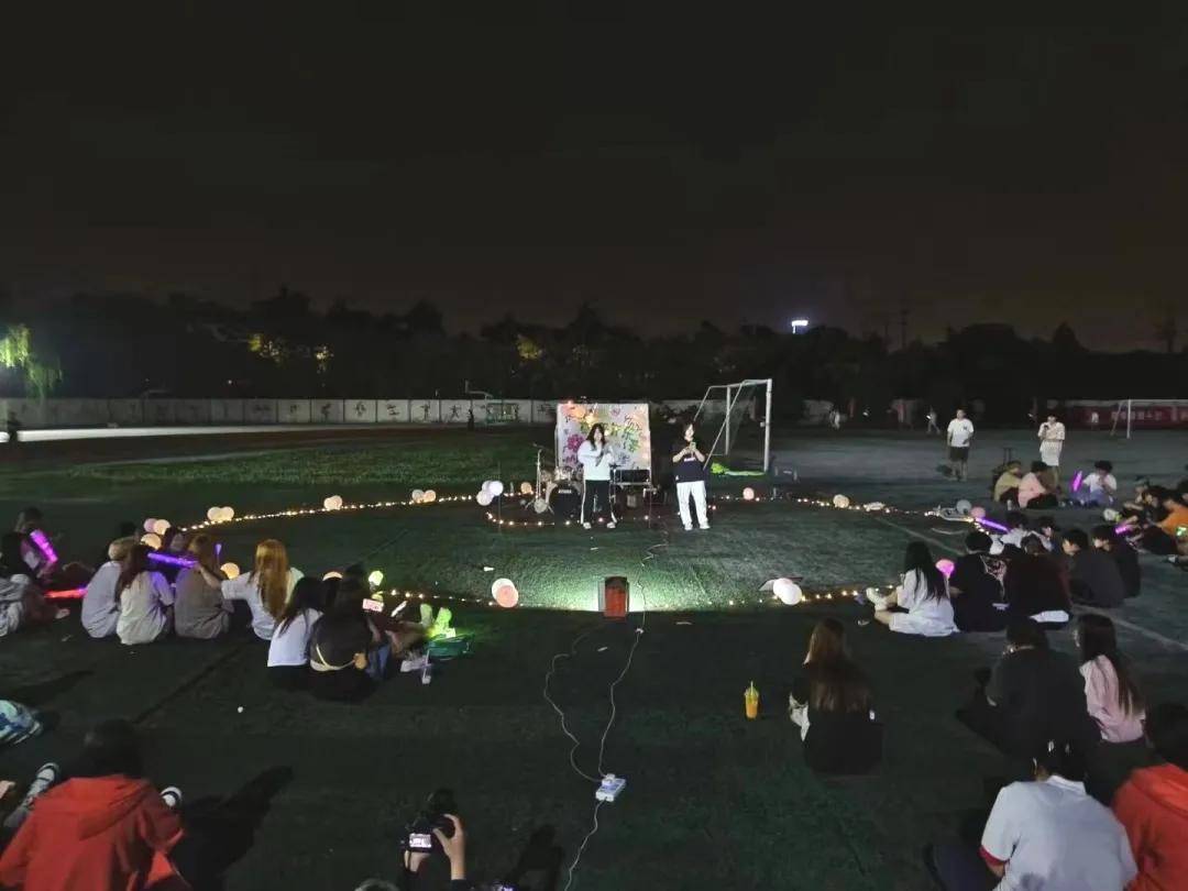 上海震旦职业学院智能工程学院举办这young献礼四十周年校庆草坪