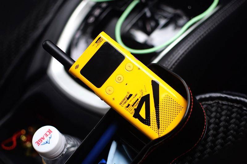 轻薄高颜值 无网通话 极蜂轻薄户外对讲机