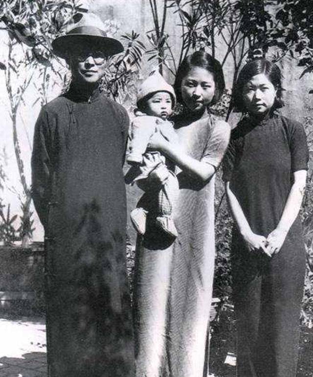 民国大师沈从文的妻子,读书时就是校花,嫁给沈从文后却遭到背叛