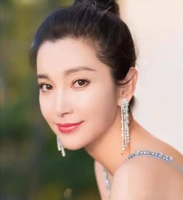 女神李冰冰51岁生日写真,这迷人的微笑,这妩媚的眼神
