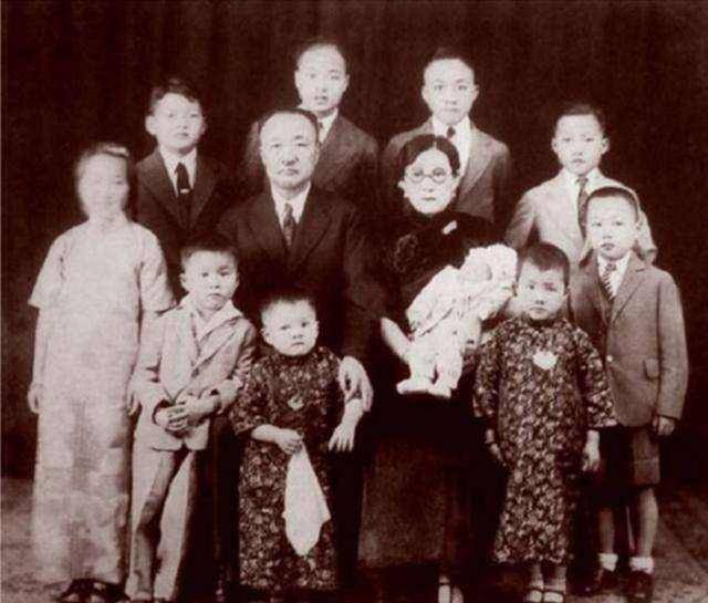 华世琦确实特别的优秀,不仅长得漂亮,而且还接受过新式教育,甚至还会