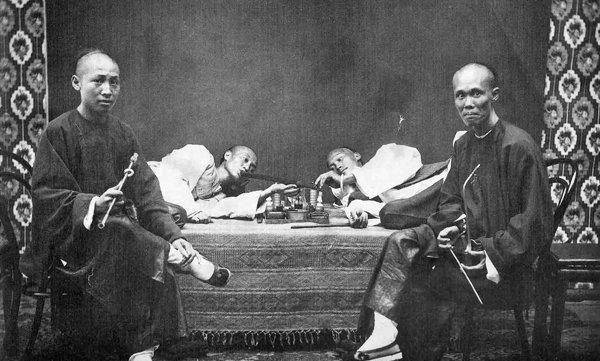 【八旗子弟聚在烟馆里吸食鸦片】晚清道光时期俞蛟撰编著的《梦厂杂著