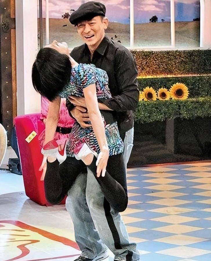 女明星也爱"耍流氓"?这7位没分寸感的女星,引起大众强烈反感