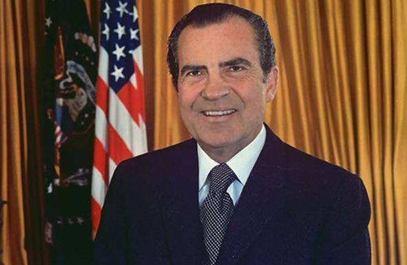 1970年,尼克松看上22岁的查尔斯,亲自做媒让女儿和他单独相处