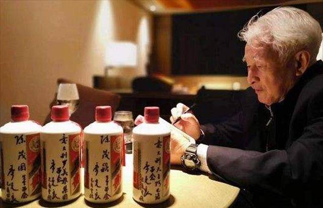 而这些都是季克良在40多年喝掉两吨茅台酒的努力下研制出来的,其间
