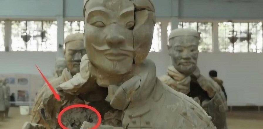秦始皇用活人烧制兵马俑?专家检测一裂开的兵马俑后,揭晓谜团