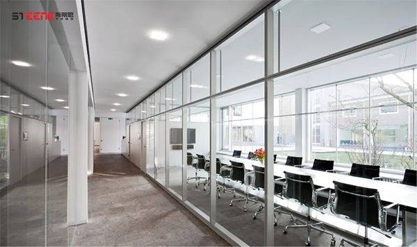 办公室玻璃隔断选择:价钱与品牌的重要性