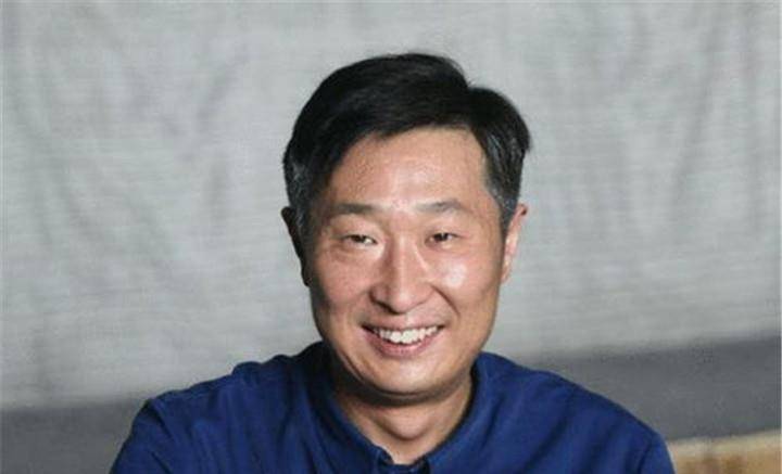 凭借反串这个天津口音大姐,林永健在春节晚会上也很受欢迎,并为全国