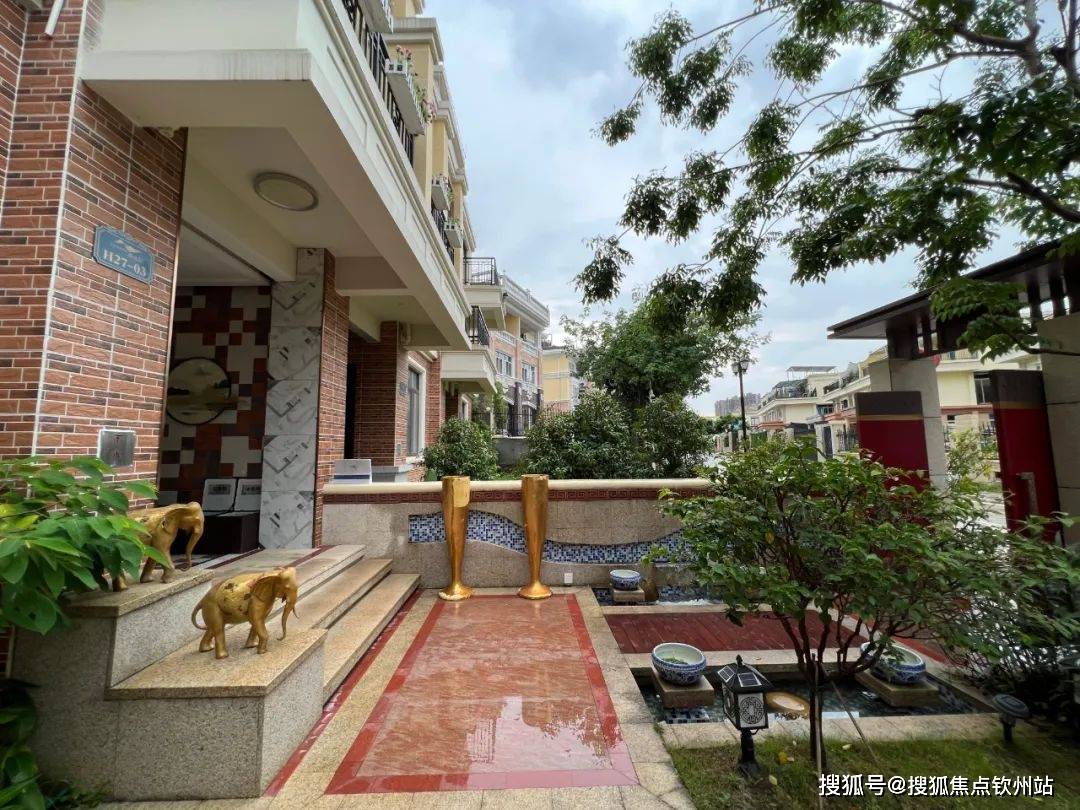 【峰景墅】位于区内核心高地,私密性强,毗邻芙蓉嶂风景区,背靠私家