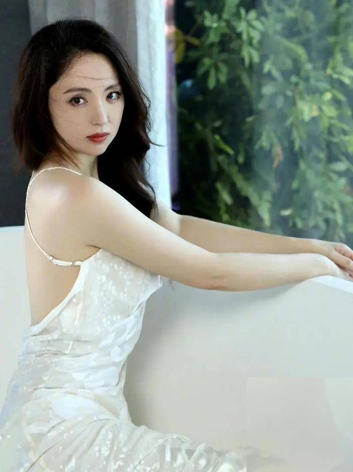 董璇美貌与才华并存,成为内娱女神代表!_身材_魅力_方面