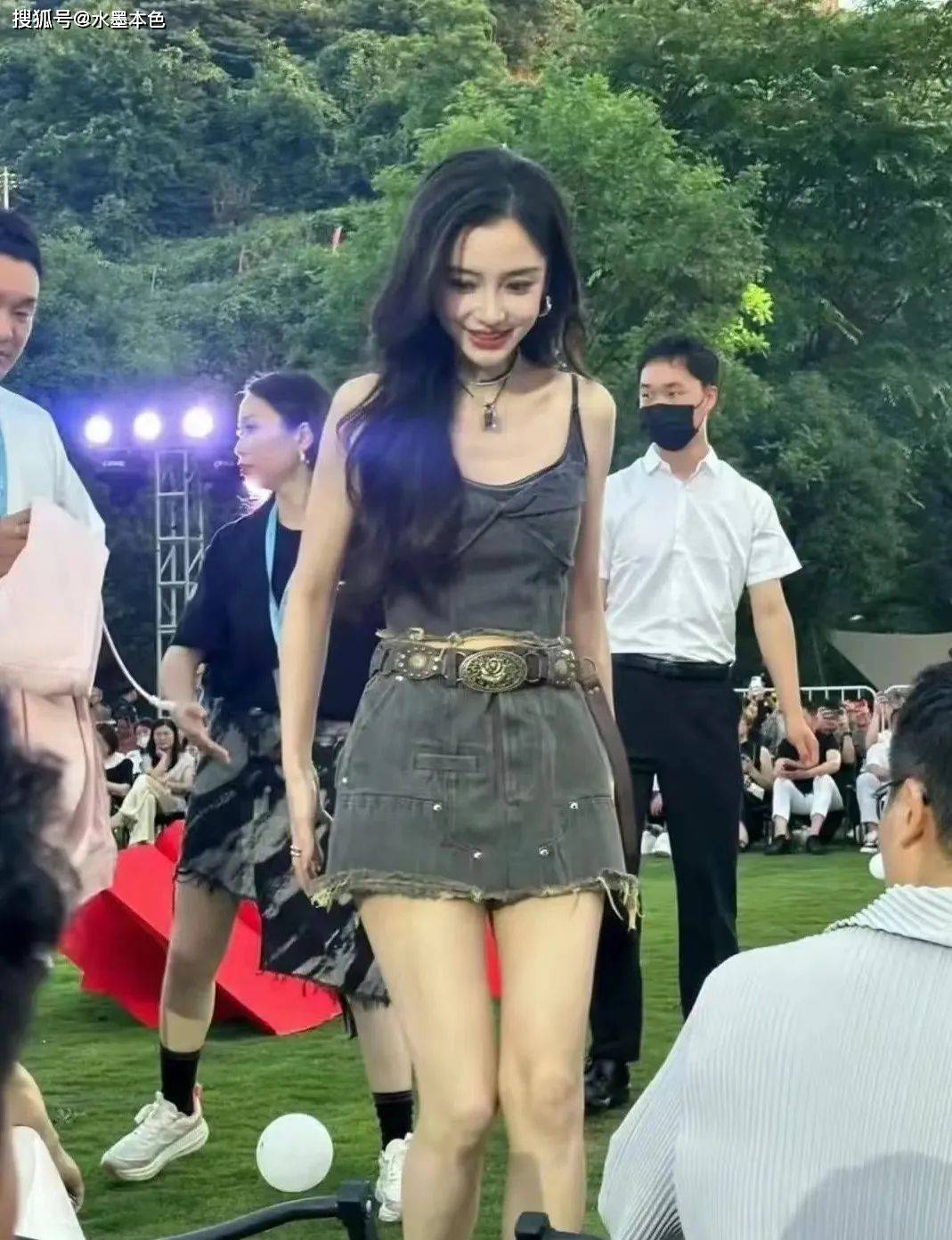 杨颖出席线下活动,排骨胸抢镜,处境尴尬体现了世态炎凉