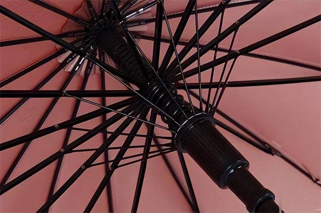 辽宁两人在火车站广场遭雷击,打伞走路时,为何会引雷上身?