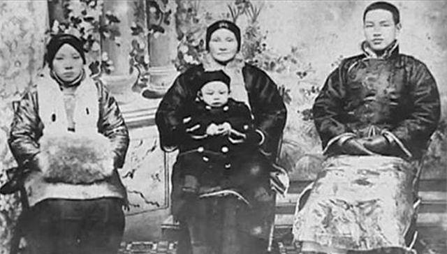 蒋肇聪比王采玉大二十多岁,他对于王采玉也是呵护有加.