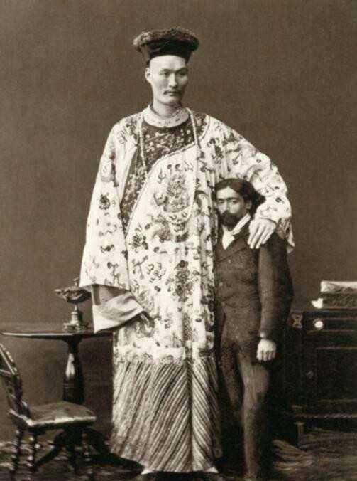 清朝巨人詹世钗,身高3.19米,娶英国妻子,子女现状如何?